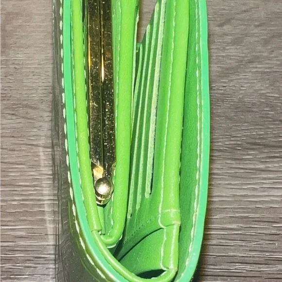 Louis Vuitton Monogram Green Vernis Kisslock Wallet - Picture 14 of 16